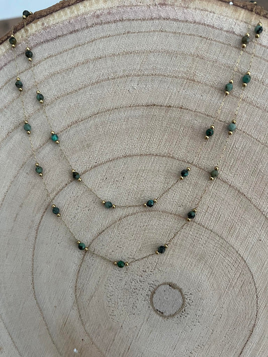 collier avec ses perles verte